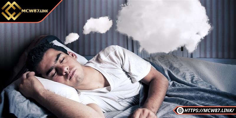 Giải mã bí ẩn khi bạn nằm mơ thấy ma chi tiết nhất 2 Ngủ mơ thấy hồn ma người thân mang lại nhiều thương nhớ